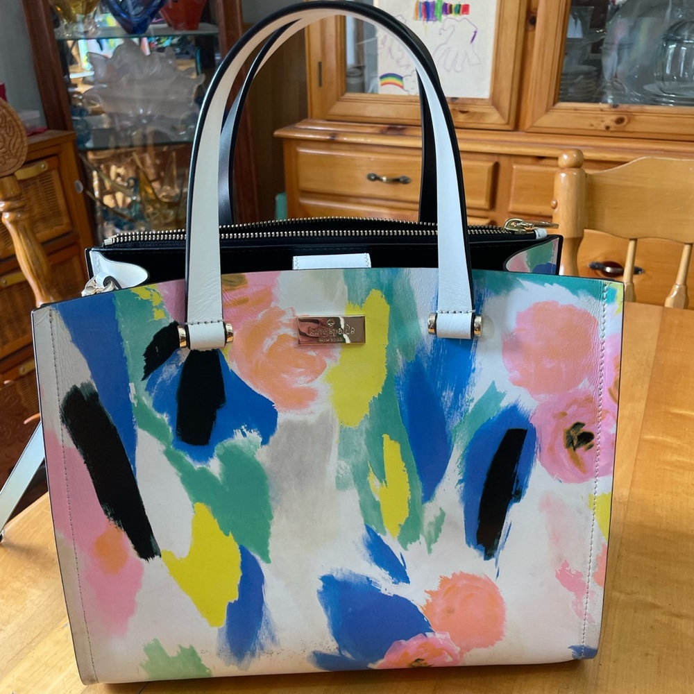 Kate spade bag used 1 large size - has magnetic closure in middle
